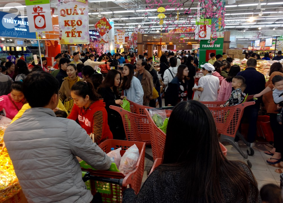 Vừa nhận lương + thưởng Tết, người Hà Nội tranh nhau mua sắm, siêu thị đông nghẹt thở lúc nửa đêm - Ảnh 7.