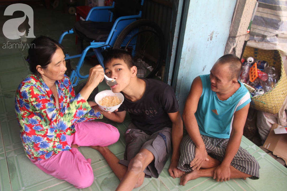 Người vợ nuôi chồng bại liệt cùng 2 con trai tâm thần: Tết này, con cô không còn nhịn đói nữa - Ảnh 8.