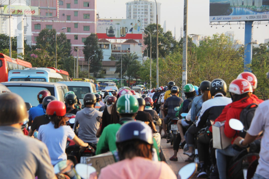 TP.HCM: Đường vào sân bay Tân Sơn Nhất, bến xe Miền Đông kẹt cứng, xe đông di chuyển nhích từng chút một - Ảnh 4.