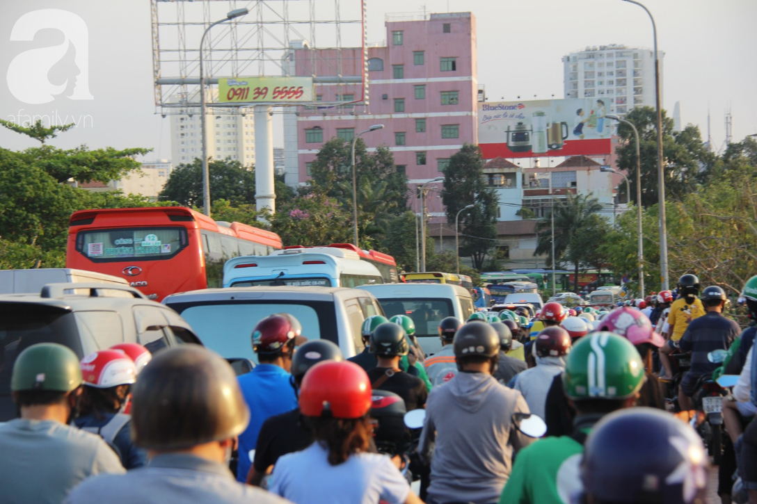 TP.HCM: Đường vào sân bay Tân Sơn Nhất, bến xe Miền Đông kẹt cứng, xe đông di chuyển nhích từng chút một - Ảnh 8.