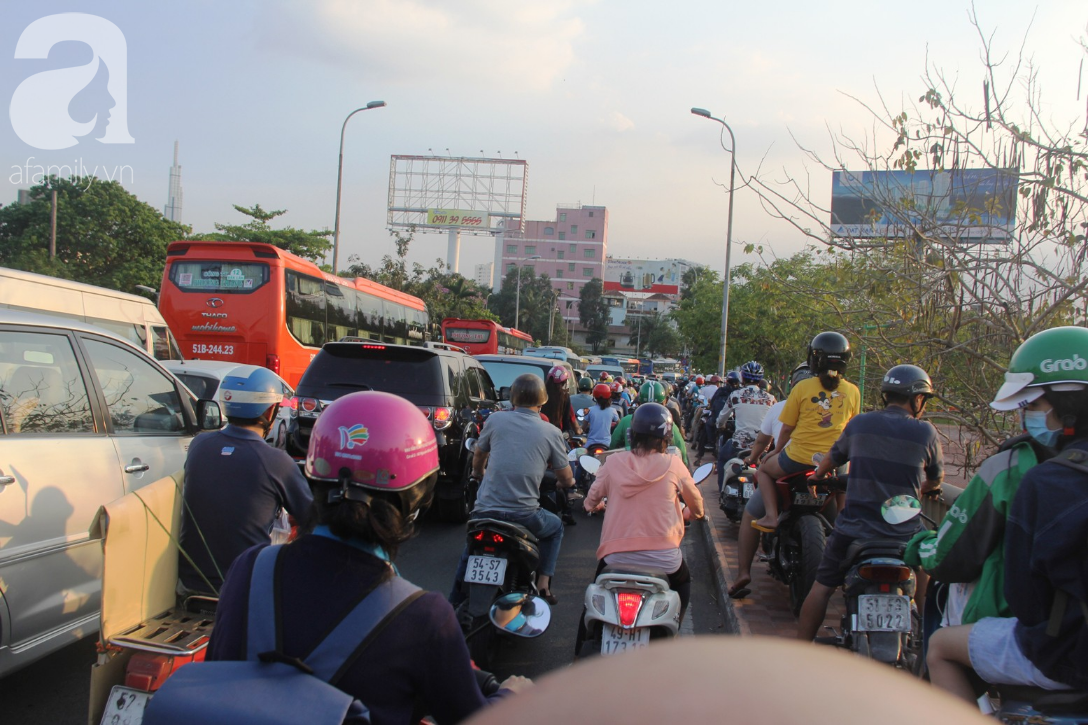 TP.HCM: Đường vào sân bay Tân Sơn Nhất, bến xe Miền Đông kẹt cứng, xe đông di chuyển nhích từng chút một - Ảnh 9.