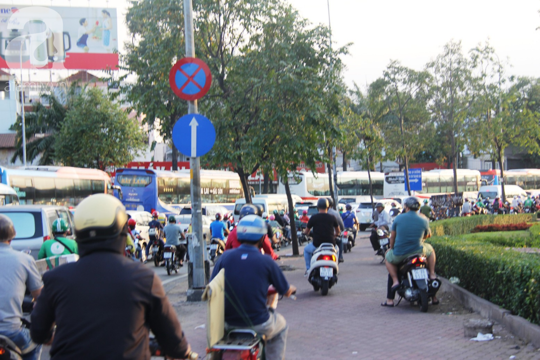 TP.HCM: Đường vào sân bay Tân Sơn Nhất, bến xe Miền Đông kẹt cứng, xe đông di chuyển nhích từng chút một - Ảnh 10.