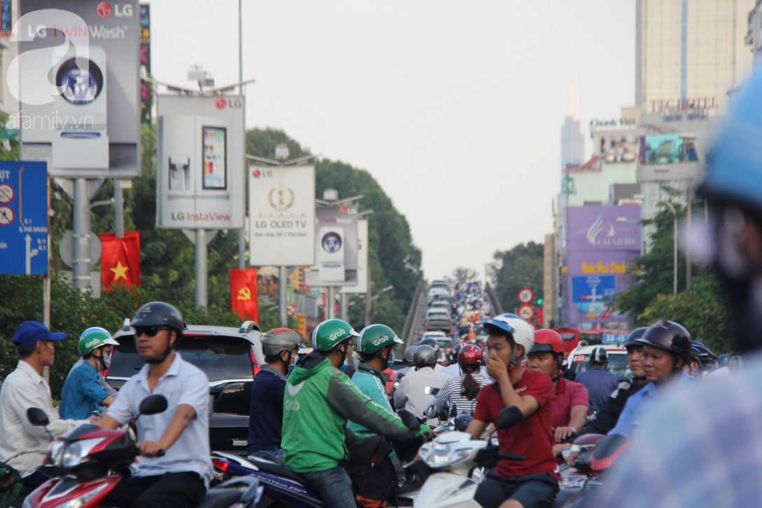 TP.HCM: Đường vào sân bay Tân Sơn Nhất, bến xe Miền Đông kẹt cứng, xe đông di chuyển nhích từng chút một - Ảnh 1.