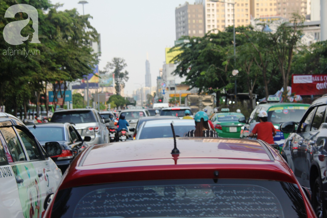 TP.HCM: Đường vào sân bay Tân Sơn Nhất, bến xe Miền Đông kẹt cứng, xe đông di chuyển nhích từng chút một - Ảnh 2.