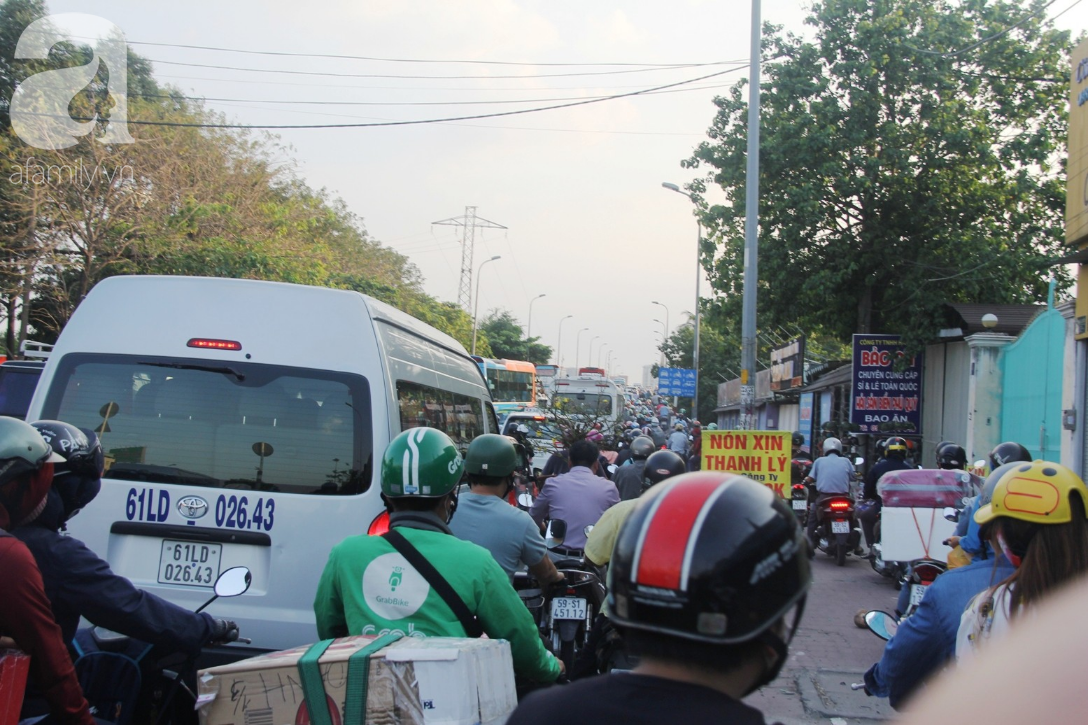 TP.HCM: Đường vào sân bay Tân Sơn Nhất, bến xe Miền Đông kẹt cứng, xe đông di chuyển nhích từng chút một - Ảnh 14.