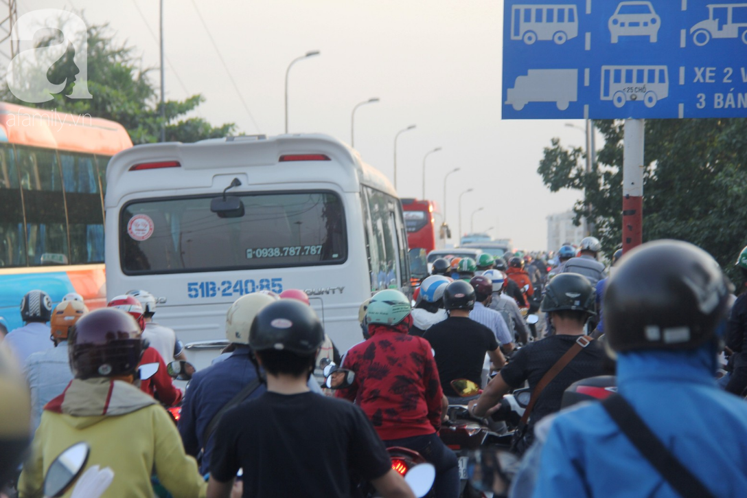 TP.HCM: Đường vào sân bay Tân Sơn Nhất, bến xe Miền Đông kẹt cứng, xe đông di chuyển nhích từng chút một - Ảnh 6.