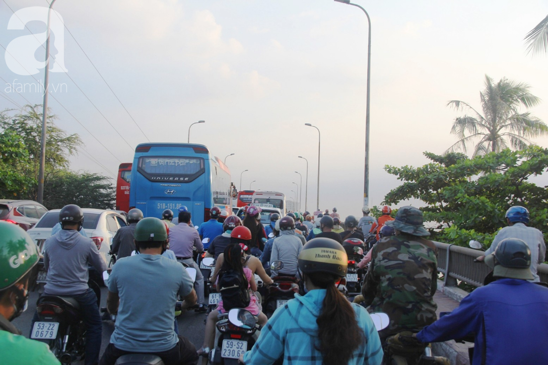TP.HCM: Đường vào sân bay Tân Sơn Nhất, bến xe Miền Đông kẹt cứng, xe đông di chuyển nhích từng chút một - Ảnh 15.