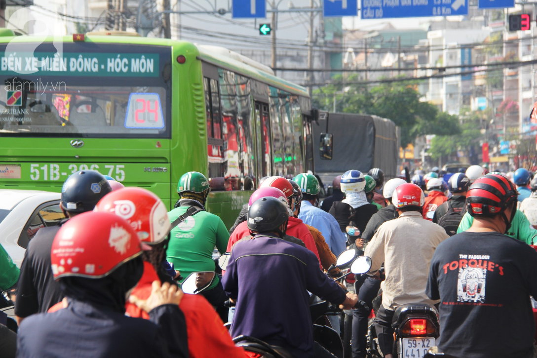 TP.HCM: Người dân mệt mỏi chen chúc nhau về quê nghỉ Tết, các bến xe, nhà ga chật kín người  - Ảnh 1.