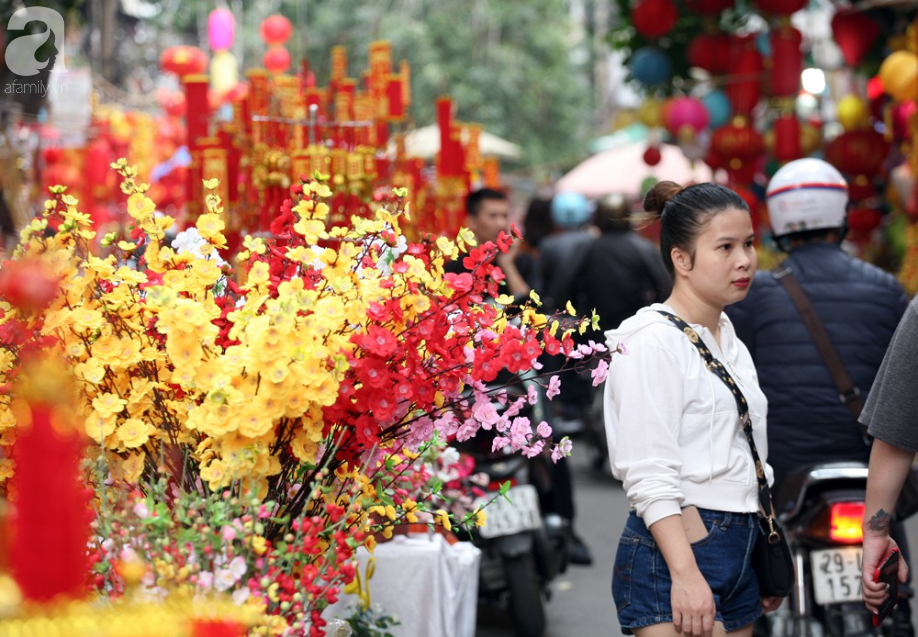 Hoa mắt, chóng mặt giữa phố Hàng Mã vì ngập sắc đỏ vàng ngày sát Tết - Ảnh 4.