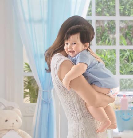 Siêu mẫu Hà Anh bật mí kinh nghiệm nuôi con và chăm sóc làn da nhạy cảm cho bé - Ảnh 3.