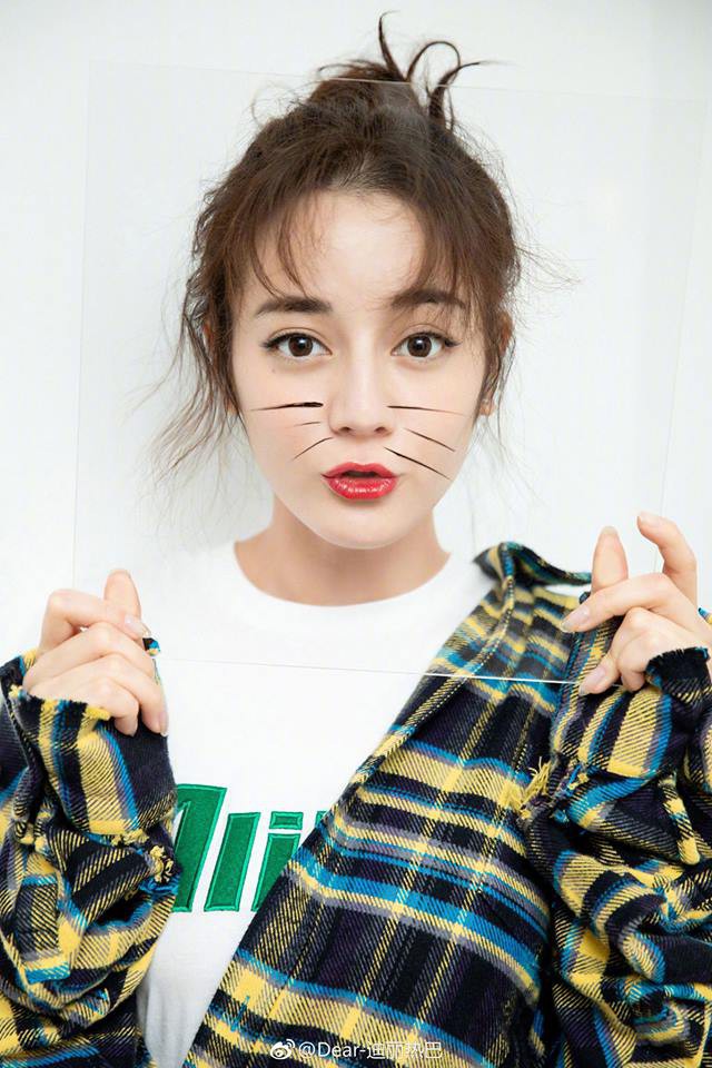Địch Lệ Nhiệt Ba sơ ý để lộ ảnh bạn trai đang nằm trên giường khi đang mải mê livestream? - Ảnh 1. Địch Lệ Nhiệt Ba sơ ý để lộ ảnh bạn trai đang nằm trên giường khi đang mải mê livestream? - Ảnh 1.
