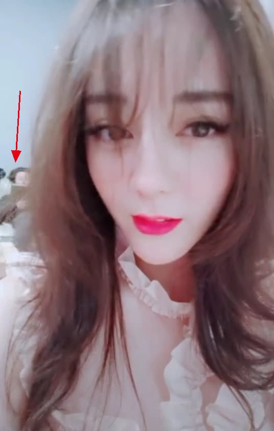 Điểm bất thường trong ồn ào lộ ảnh bạn trai nằm trên giường của Địch Lệ Nhiệt Ba, danh tính người này là ai? - Ảnh 4. Điểm bất thường trong ồn ào lộ ảnh bạn trai nằm trên giường của Địch Lệ Nhiệt Ba, danh tính người này là ai? - Ảnh 4.