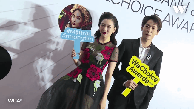 Hari Won ngượng ngùng lấy tay che chắn vòng 1 khi diện đầm xuyên thấu trên thảm đỏ WeChoice Awards 2018 - Ảnh 4.