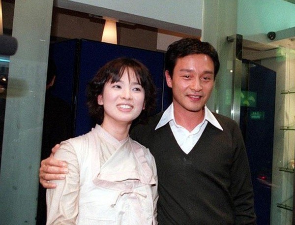 Loạt ảnh đáng giá ngàn vàng của sao Hoa ngữ ngày xưa: Không ngờ Song Hye Kyo là fan ruột của “Ca Ca” Trương Quốc Vinh - Ảnh 9.