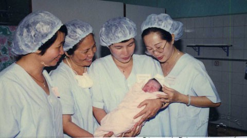 Ba em bé sinh ra trong ống nghiệm đầu tiên ở Việt Nam sau 20 năm giờ ra sao? - Ảnh 4.