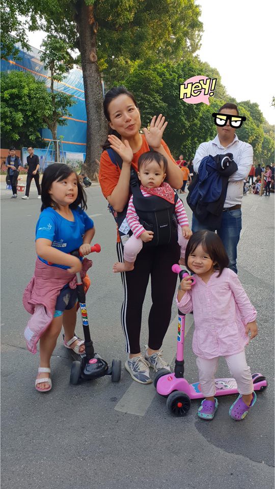 Được hỏi nhà đông con vui hay buồn, MC Minh Trang đăng tấm ảnh cực hài hước của con gái và trả lời: Buồn! - Ảnh 1.
