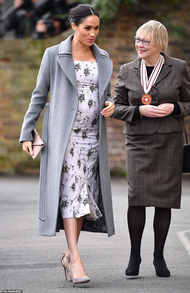 8 tháng làm dâu Hoàng gia , Meghan Markle đã chi tiền mua quần áo gấp 6 lần tủ đồ cả năm 2018 của Kate - Ảnh 2.