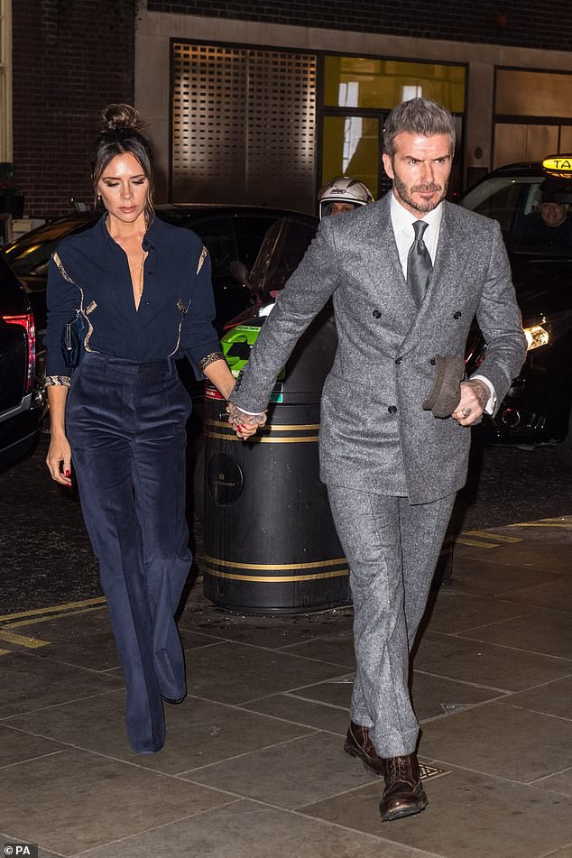 Vợ chồng Beckham nắm chặt tay để chứng minh vẫn hạnh phúc, nhưng biểu cảm của Vic lại gây phản tác dụng - Ảnh 4.