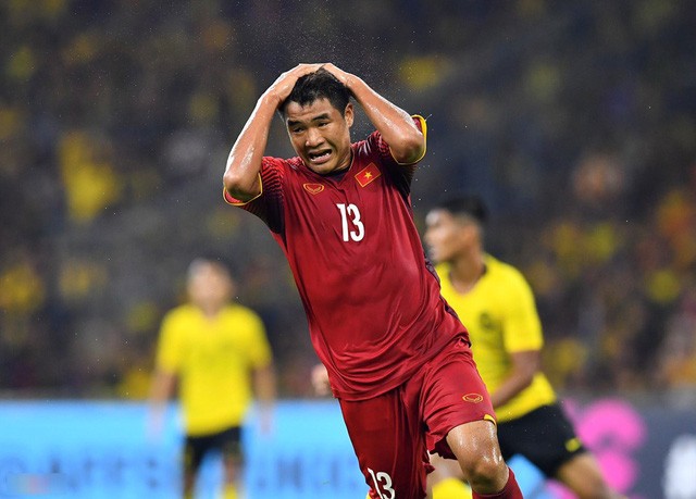 Thua trận mở màn Asian Cup, Đức Chinh bị chửi bới là chân gỗ, Đặng Văn Lâm bị khán giả quay lưng - Ảnh 7.