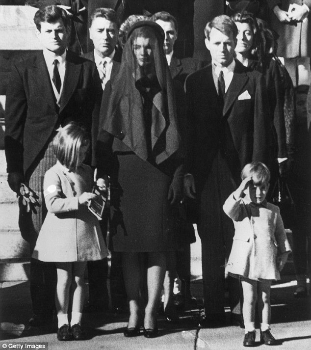 Đệ nhất phu nhân Jackie Kennedy: Mạnh mẽ vượt qua nỗi đau mất con, chồng chết ngay trước mắt và biểu tượng thời trang sống mãi với thời gian - Ảnh 15.