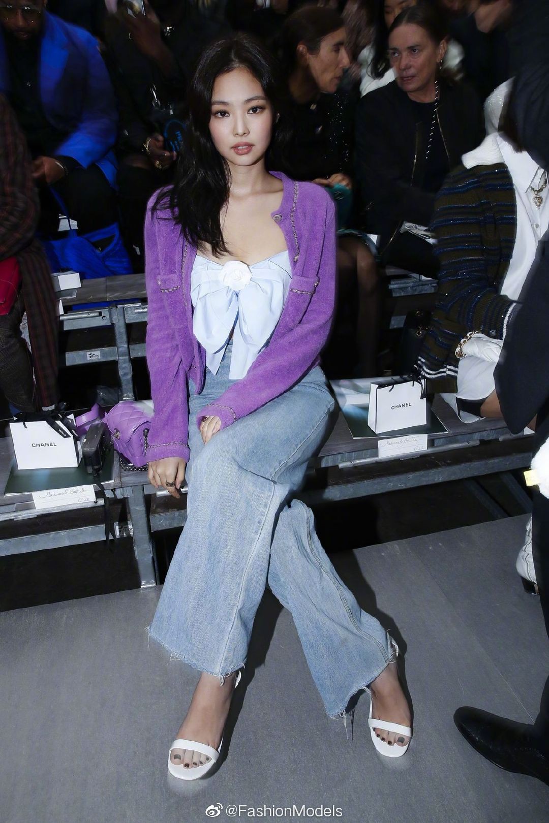 Jennie BLACKPINK diện đồ kiểu nữ sinh dự show Chanel Thu Đông 2022