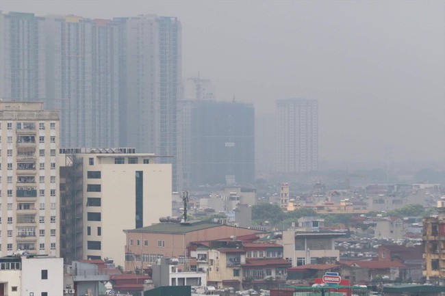 Bộ Tài nguyên Môi trường cảnh báo: Chỉ số chất lượng không khí tại Hà Nội ở mức kém, ở TP. HCM cũng xuất hiện hiện tượng sương mù - Ảnh 1.