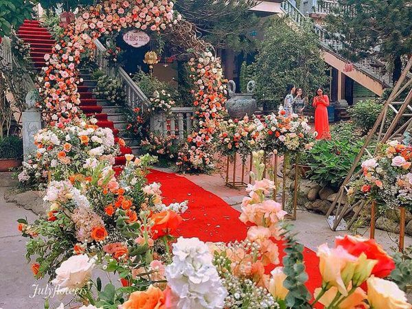 Choáng trước ngày ăn hỏi của Rich kid Hà Nội: Cô dâu vàng đeo đầy người, hoa tươi tràn ngập, đáng chú ý nhất là lời tiết lộ về xuất xứ của hoa trong buổi lễ - Ảnh 6.