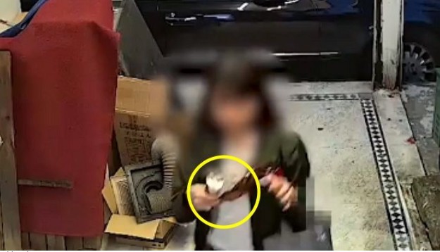 Cô gái trẻ đang ăn kem thì bỗng ngồi bệt xuống sàn làm chuyện không tưởng khiến dân mạng vừa xấu hổ giùm, vừa phẫn nộ - Ảnh 3. Cô gái trẻ đang ăn kem thì bỗng ngồi bệt xuống sàn làm chuyện không tưởng khiến dân mạng vừa xấu hổ giùm, vừa phẫn nộ - Ảnh 3.