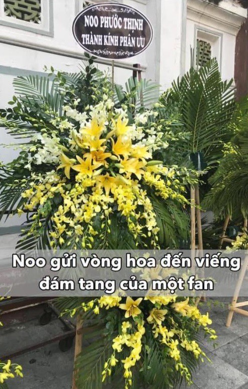 Noo Phước Thịnh khiến người hâm mộ ấm lòng khi dù bận vẫn gửi hoa đến viếng fan ruột qua đời vì ung thư - Ảnh 1.