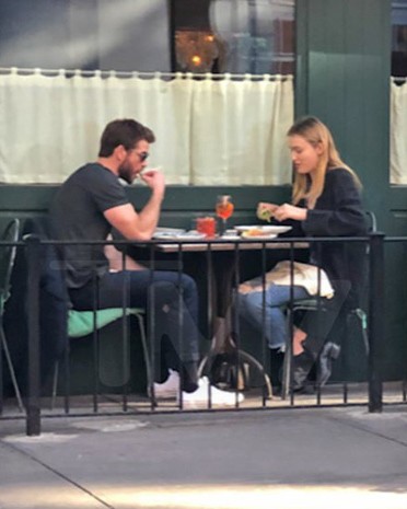 Trong khi Miley Cyrus công khai tình tứ bên &quot;phi công trẻ&quot;, Liam Hemsworth cũng ngọt ngào không kém với bạn gái mới xinh đẹp - Ảnh 2.