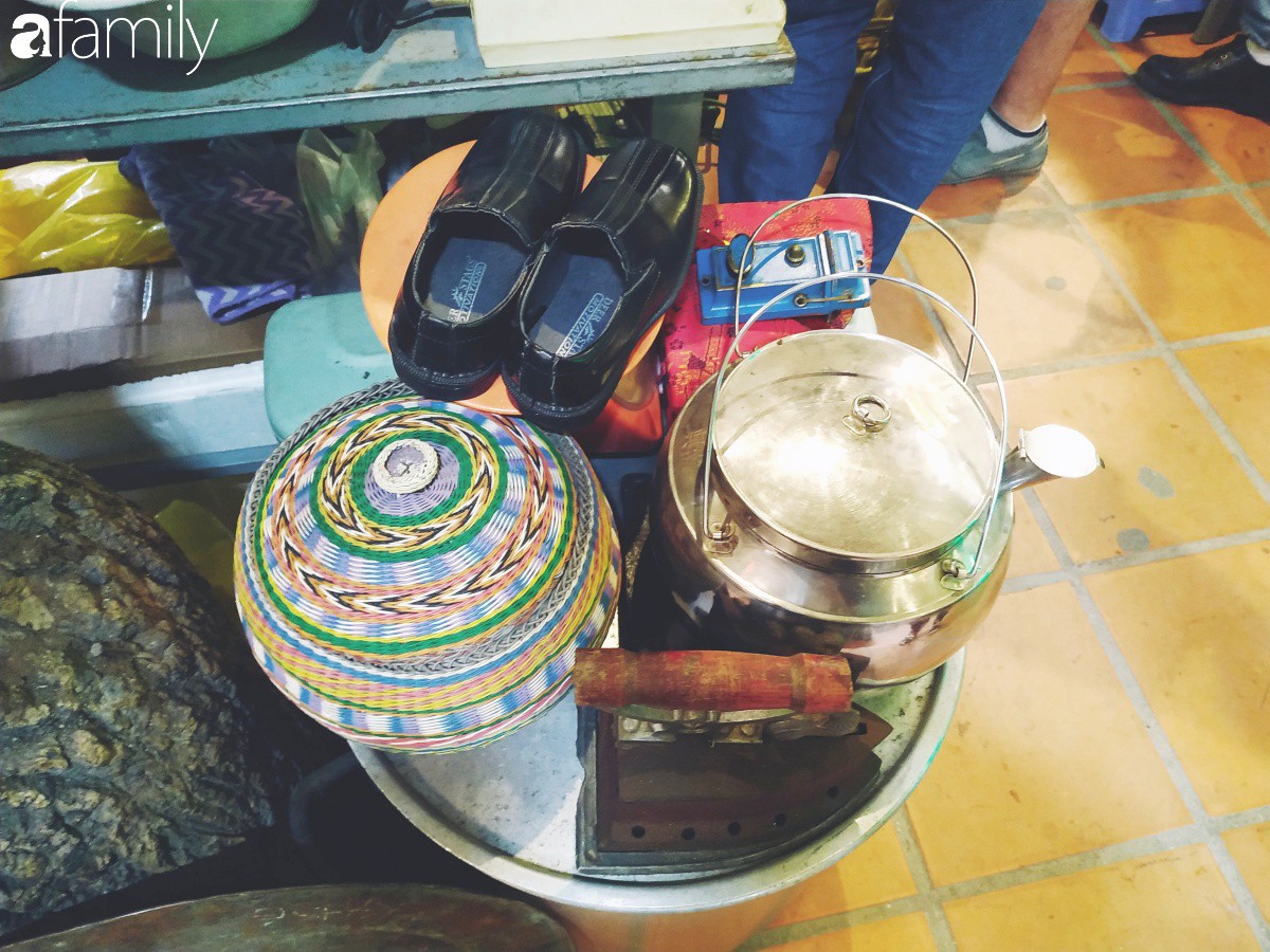 Lạc vào chợ đồ cổ Cao Minh - nơi buôn bán hoài niệm, tìm về hồi ức giữa lòng Sài Gòn - Ảnh 6.