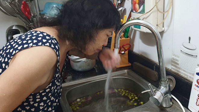 Ăn uống, tắm giặt bằng “nước sạch” nặng mùi hóa chất, người dân Hà Nội coi chừng nhập viện vì khó thở, tràn dịch màng phổi - Ảnh 1. Ăn uống, tắm giặt bằng “nước sạch” nặng mùi hóa chất, người dân Hà Nội coi chừng nhập viện vì khó thở, tràn dịch màng phổi - Ảnh 1.
