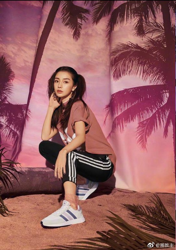 Cùng 1 dáng pose quảng cáo sneaker: Dương Mịch, Angela Baby... khoe đẳng cấp; quay sang Dương Tử bỗng tụt mood - Ảnh 2.