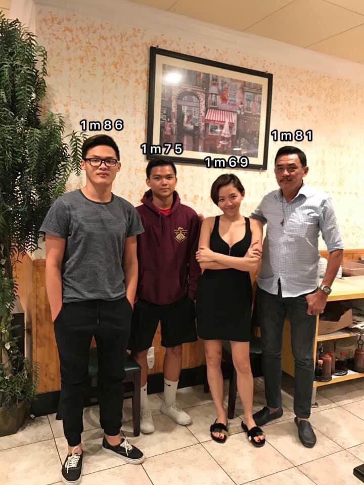 Sở hữu chiều cao, v&oacute;c d&aacute;ng l&yacute; tưởng nhưng T&oacute;c Ti&ecirc;n vẫn nhỏ b&eacute; "lọt thỏm" thế n&agrave;y khi đứng cạnh bố v&agrave; hai em trai - Ảnh 1.