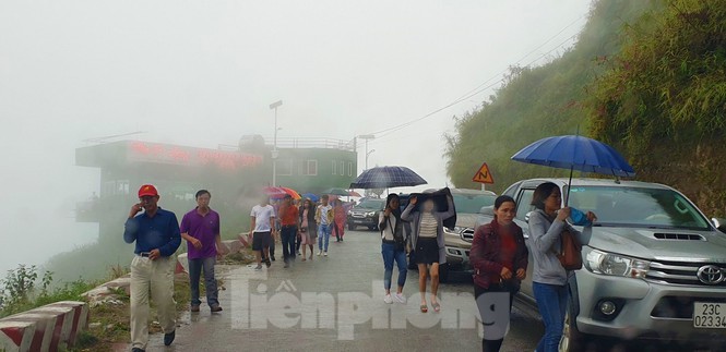 Du khách chen chân 'check in' ở Panorama Mã Pì Lèng giữa ồn ào sai phạm - Ảnh 2.