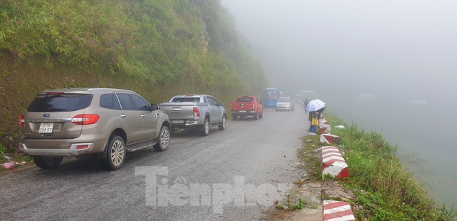 Du khách chen chân 'check in' ở Panorama Mã Pì Lèng giữa ồn ào sai phạm - Ảnh 1.