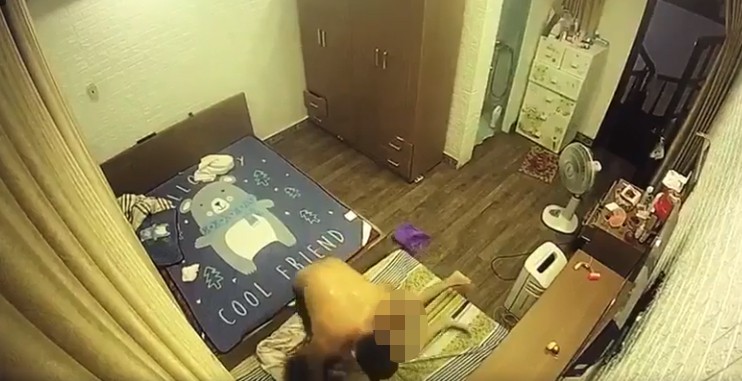 Người đàn ông kéo vợ lên giường rồi đánh đập Người đàn ông kéo vợ lên giường rồi đánh đập