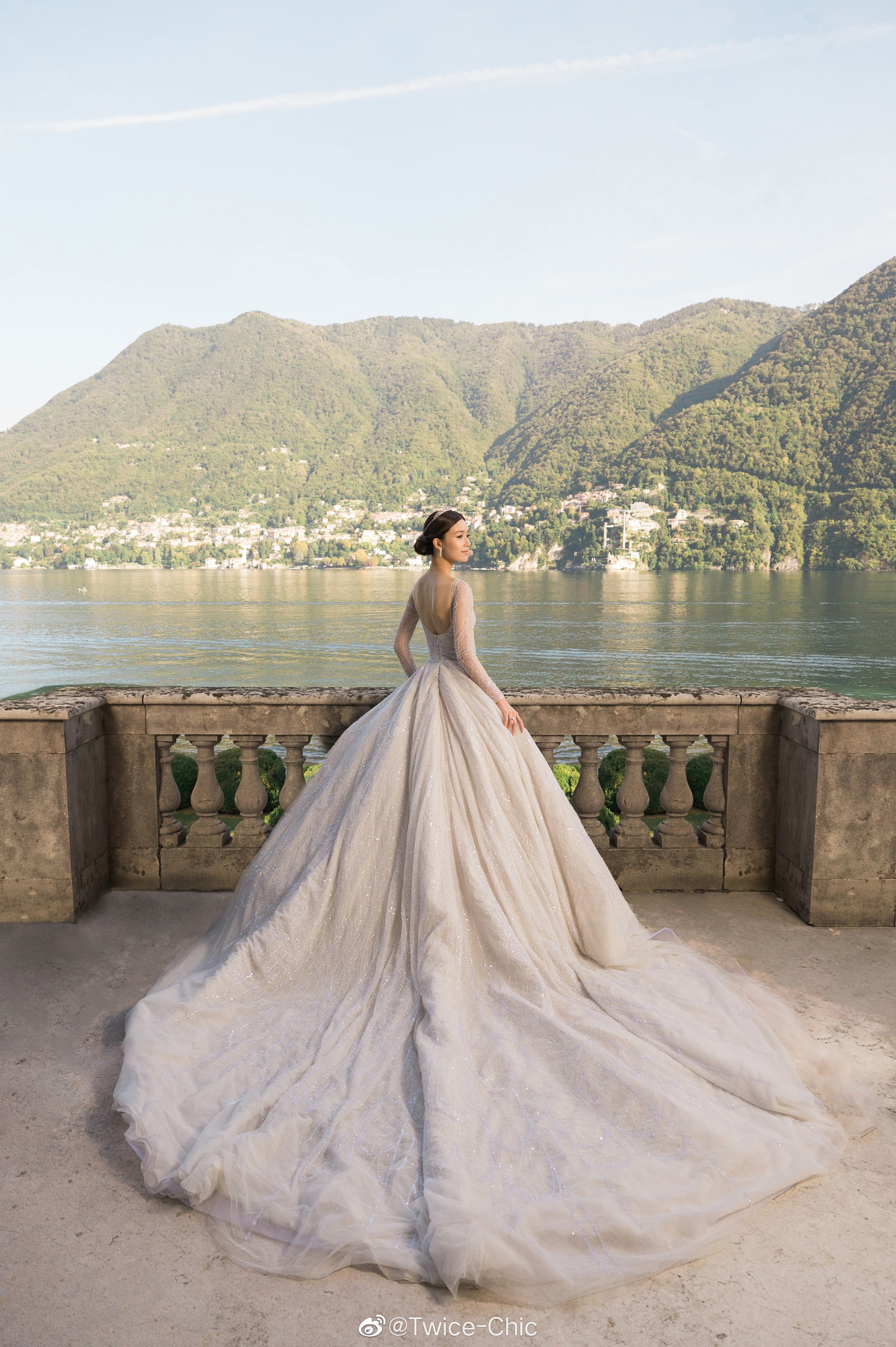 Váy cưới của Văn Vịnh San trong hôn lễ với chồng đại gia: chiếc lộng lẫy xa hoa, chiếc siêu to khổng lồ với mức giá trên trời gây choáng - Ảnh 3.