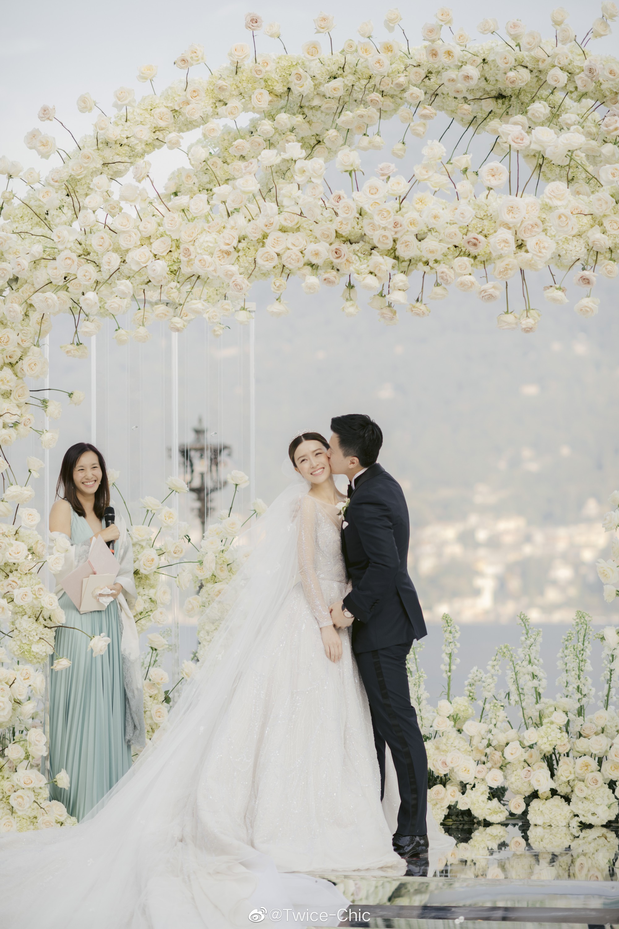 Váy cưới của Văn Vịnh San trong hôn lễ với chồng đại gia: chiếc lộng lẫy xa hoa, chiếc siêu to khổng lồ với mức giá trên trời gây choáng - Ảnh 1.
