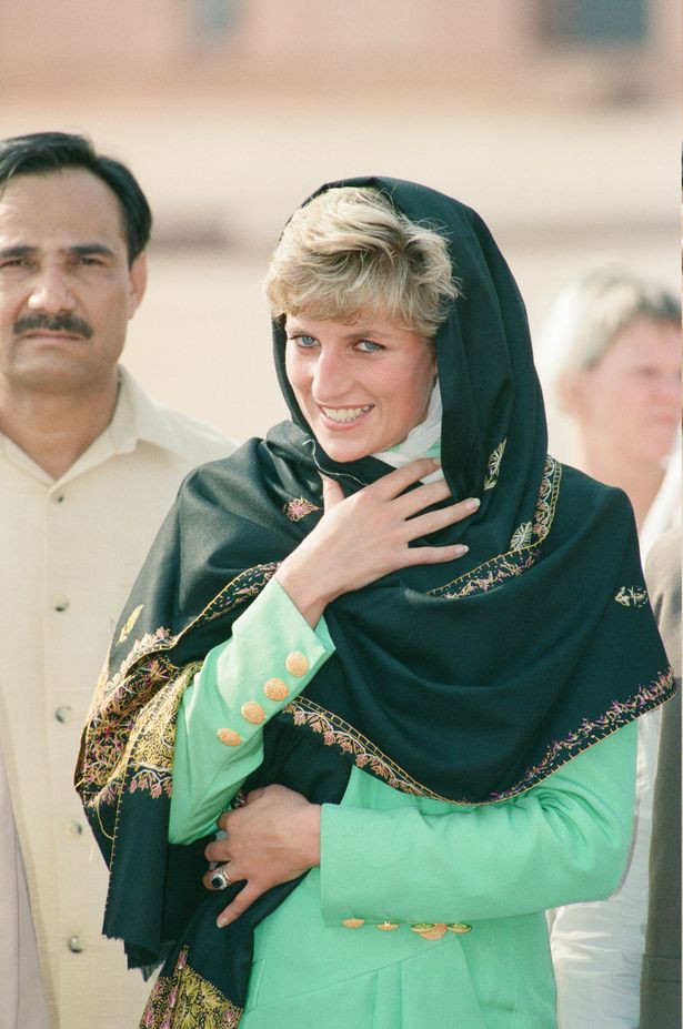Công nương Kate tỏa sáng trong ngày đầu tới Pakistan, khiến em dâu Meghan Markle phải xấu hổ vì hình ảnh tương phản này - Ảnh 4.