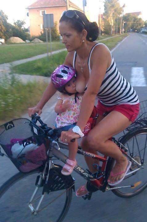 Dân mạng sốc với hình ảnh người phụ nữ vừa đi xe máy vừa... cho con bú - Ảnh 7.