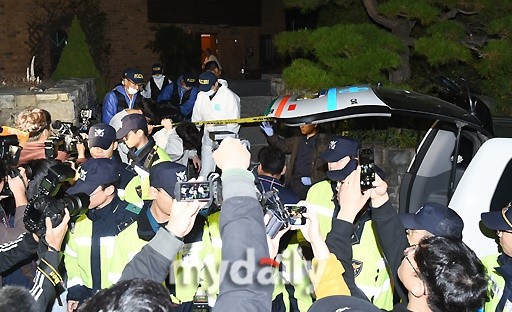Tung thông tin liên quan tới tình hình trong tang lễ của Sulli lên mạng, nhà báo Hàn Quốc bị netizen chỉ trích: &quot;Đồ rác rưởi&quot; - Ảnh 1.