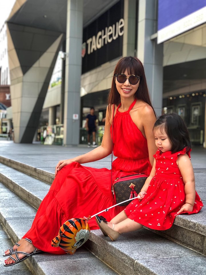Bé Myla nhà siêu mẫu Hà Anh: Bố mẹ đưa sang tận Singapore đi thăm ...