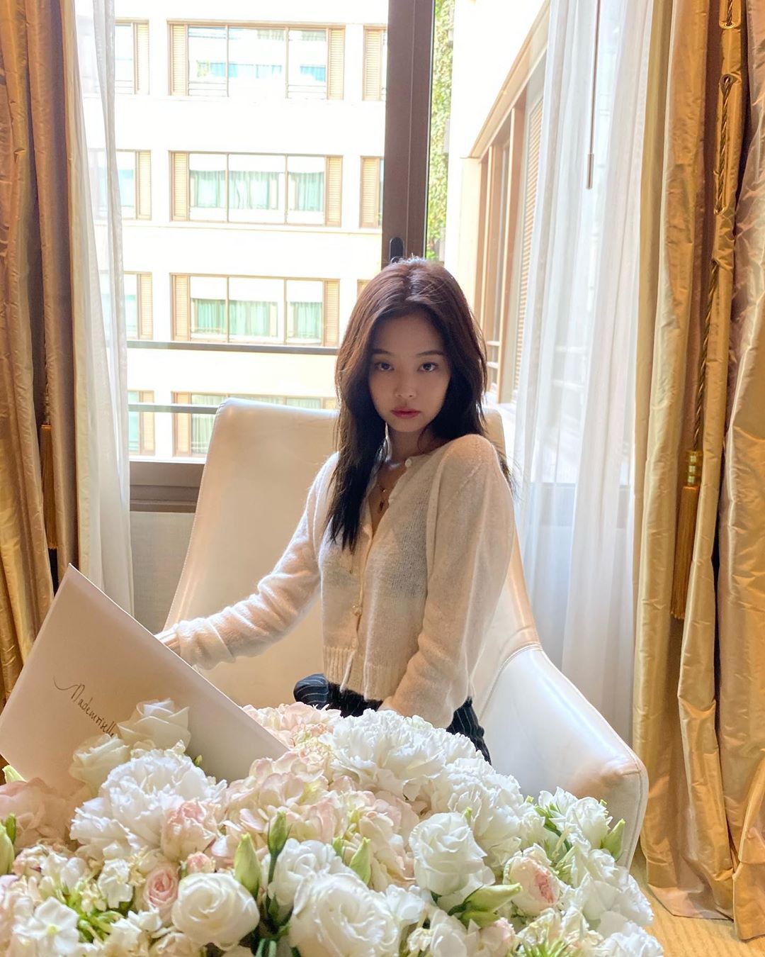 Jennie (Blackpink) vừa chia sẻ hình ảnh thân mật cùng mẹ trên trang cá nhân của mình. Không chỉ sở hữu nhan sắc đỉnh cao và gu thời trang tuyệt vời, Jennie còn là gương mặt đại diện cho làn da mịn màng và khỏe mạnh.