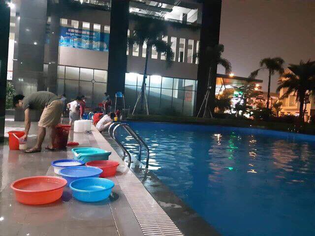 Người dân Hà Nội hết cắm rễ tại văn phòng lại phải dùng nước bể bơi để giặt giũ trong những ngày thiếu nước - Ảnh 3. Người dân Hà Nội hết cắm rễ tại văn phòng lại phải dùng nước bể bơi để giặt giũ trong những ngày thiếu nước - Ảnh 3.