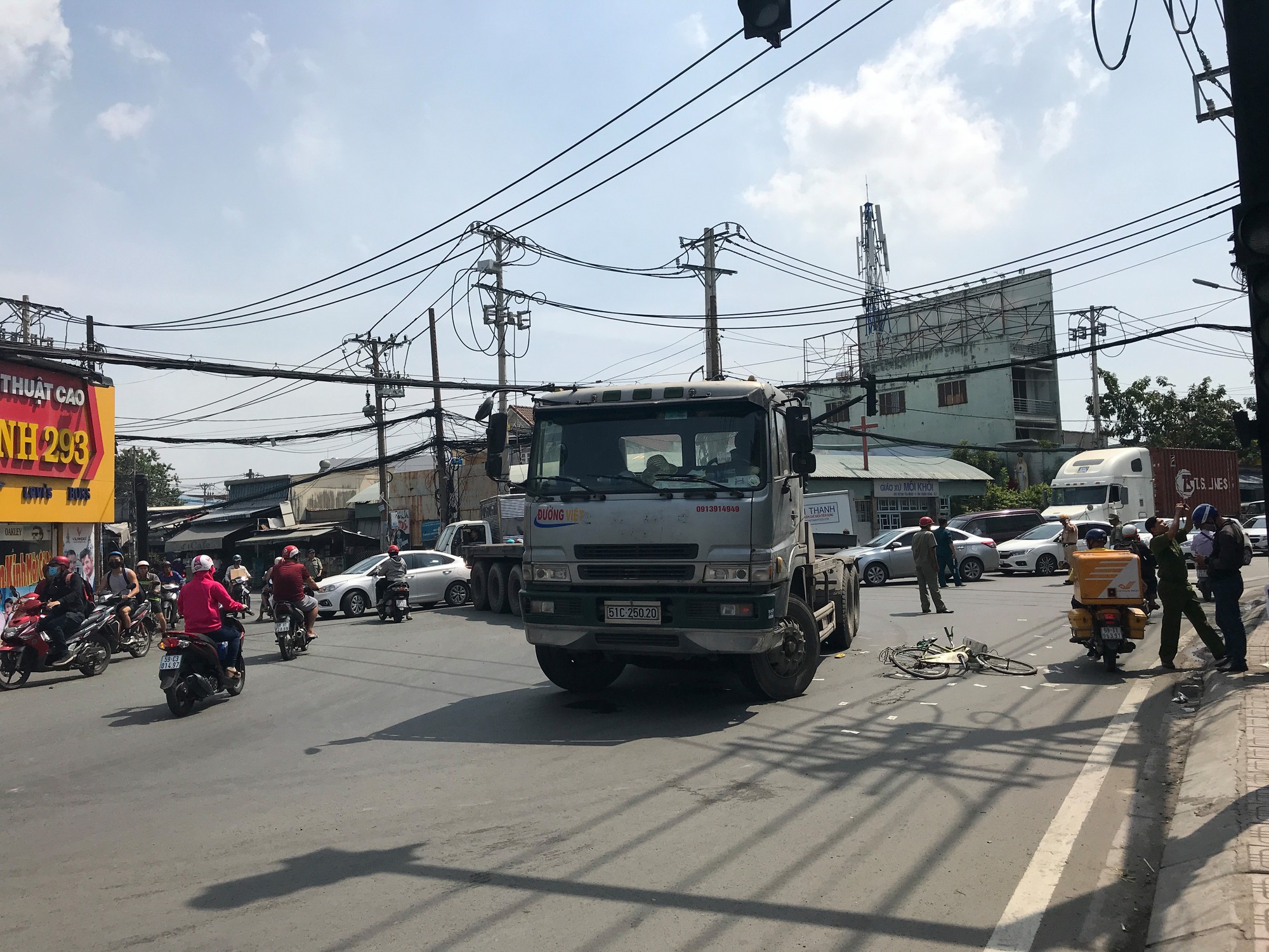 Thương tâm hai mẹ con bị container cán thương vong vì né xe chạy ngược chiều - Ảnh 2.