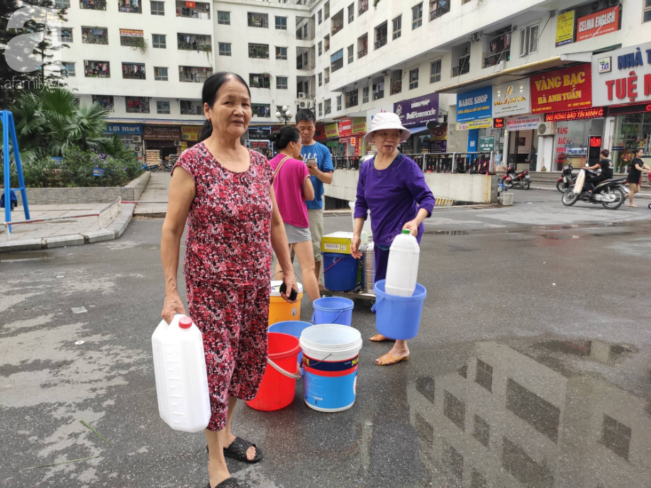 Công ty nước Sông Đà cấp nước trở lại nhưng người dân vẫn chưa dám sử dụng - Ảnh 1.