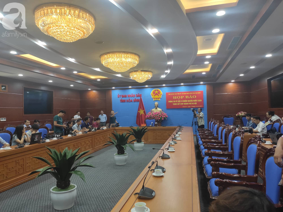 Vụ nước sông Đà bị ô nhiễm: UBND tỉnh Hòa BÌnh tổ chức họp báo - Ảnh 1.