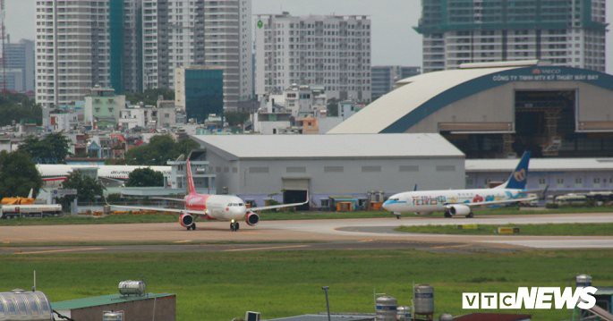 Lái xe bán tải 'tạt đầu' máy bay, nam nhân viên sân bay Tân Sơn Nhất bị đình chỉ - Ảnh 1.