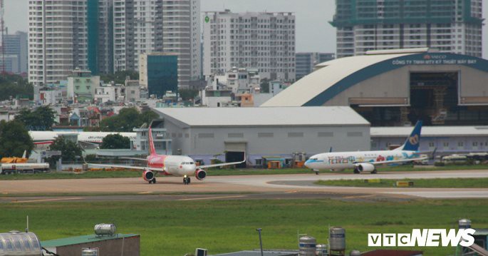 Lái xe bán tải 'tạt đầu' máy bay, nam nhân viên sân bay Tân Sơn Nhất bị đình chỉ - Ảnh 1. Lái xe bán tải 'tạt đầu' máy bay, nam nhân viên sân bay Tân Sơn Nhất bị đình chỉ - Ảnh 1.